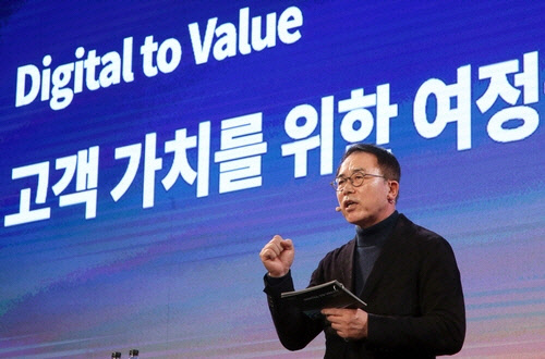 조용병 신한금융지주 회장이 9일 서울 광화문 포시즌스 호텔에서 열린 '신한 디지털데이'에서  "은행·카드·증권·생명 등 업권의 경계를 넘어 고객이 금융서비스를 끊어짐 없이 이용할 수 있는 '신한 유니버설 간편 앱'을 내년 여름 출시하겠다"고 밝혔다. 연합뉴스